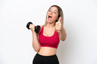 Genç Romen spor kadını halter kaldırıyor beyaz arka planda izole edilmiş, baş parmakları havada çünkü iyi bir şey oldu.