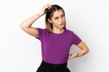 Beyaz arka planda soyutlanmış beyaz bir kadın. Kafasını kaşırken şüpheleri var.