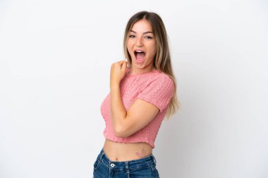 Genç Romen kadın zaferi kutlayan beyaz arka planda tecrit edildi