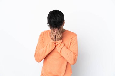 Soyutlanmış beyaz bir geçmişi olan, yorgun ve hasta bir yüzü olan genç bir adam.