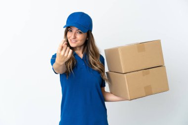 Genç Romen teslimatçı kadın beyaz arka planda izole edildi.