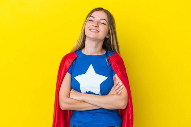 Süper Kahraman Rumen kadın sarı arka planda izole edilmiş kollarını ön cephede çapraz tutuyor