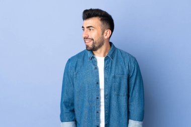 İzole edilmiş mavi arka planda beyaz bir adam.