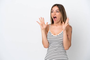 Genç Romen kadın beyaz arka planda şaşırmış bir yüz ifadesiyle izole edildi