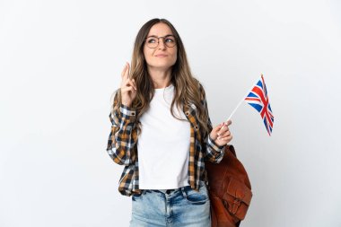 Genç Romen kadın, beyaz arka planda izole edilmiş bir Birleşik Krallık bayrağını tutuyor ve en iyisini diliyor