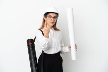 Miğferli ve elinde beyaz arka planda izole edilmiş planları olan genç bir mimar kadın geliyor.