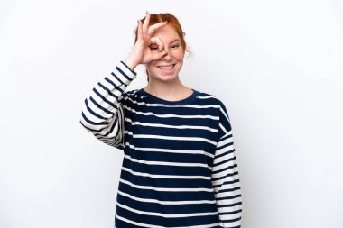 Beyaz arka planda izole edilmiş genç kızılımsı kadın parmaklarıyla işaret veriyor.