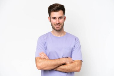 Beyaz arka planda izole genç beyaz adam kollarını ön konumda çapraz tutmak