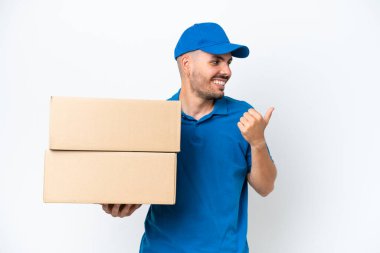 Beyaz arka planda izole edilmiş beyaz bir adam bir ürün sunmak için kenarı işaret ediyor.