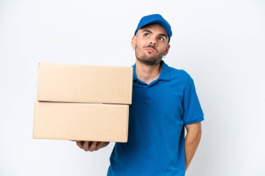 Beyaz arka planda izole edilmiş beyaz bir adam var.