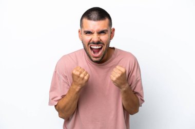 Beyaz arka planda izole edilmiş genç beyaz adam kötü bir durum yüzünden hayal kırıklığına uğradı.