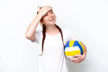 Beyaz arka planda izole bir şekilde voleybol oynayan beyaz tenli, kızıl bir kadın.