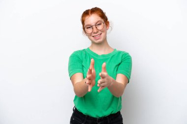 Beyaz arka planda izole edilmiş genç bir kadın bir konferansta sunumdan sonra alkışlıyor.