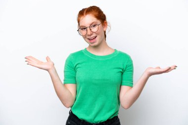 Kırmızımsı genç kadın beyaz arka planda izole edilmiş, şok olmuş yüz ifadesi var.