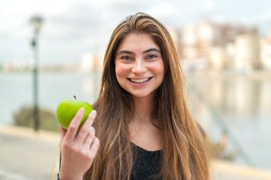 Elmalı güzel beyaz bir kadın.