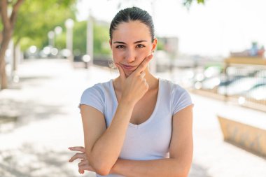 Açık havada düşünen güzel bir kadın.