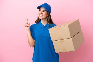 Pembe arka planda izole edilmiş İtalyan kadın harika bir fikre işaret ediyor.