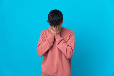 Soyutlanmış mavi bir geçmişi olan, yorgun ve hasta bir yüzü olan genç adam.