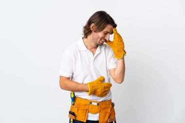 Genç elektrikçi arka planda gülüyor.