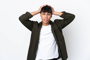 İzole edilmiş beyaz arka planda genç bir adam gergin hareketler yapıyor.