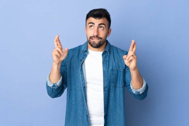 İzole edilmiş mavi arka planı olan beyaz bir adam, şans diliyor ve en iyisini diliyor.