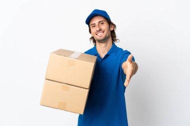 Teslimatçı beyaz arka planda izole edilmiş, iyi bir anlaşma için el sıkışıyor.