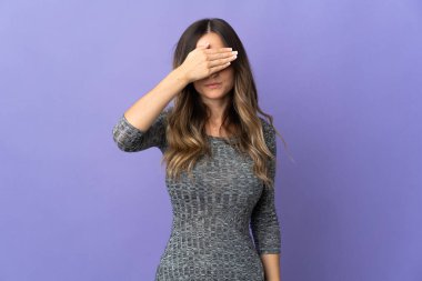 Genç Romen kadın mor arka planda tek başına, gözleri elleriyle kapatıyor. Bir şey görmek istemiyorum.