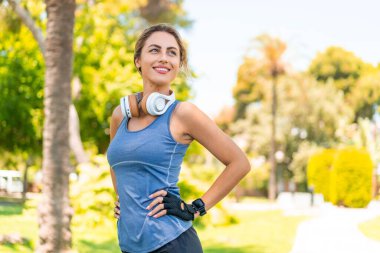 Açık havada spor giyen genç sarışın kadın.