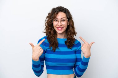 Beyaz arka planda izole edilmiş genç beyaz bir kadın baş parmak hareketi yapıyor.