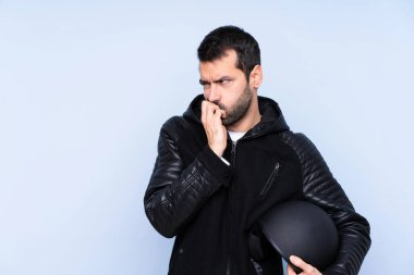 Motosiklet kasklı bir adam izole edilmiş arka planda şüpheleri var.