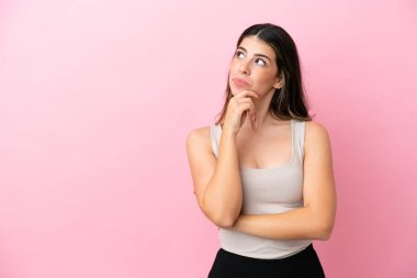 Pembe arka planda izole edilmiş genç bir İtalyan kadın.