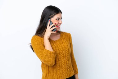 Beyaz arka planda izole edilmiş genç bir İtalyan kadın cep telefonuyla biriyle sohbet ediyor.