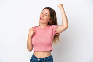 Genç Romen kadın zaferi kutlayan beyaz arka planda tecrit edildi