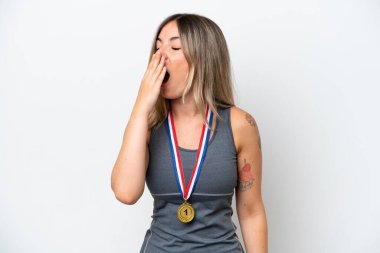 Beyaz arka planda izole edilmiş, esneyen ve ağzı açık olan genç Romen bir kadın.