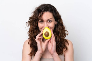 Beyaz arka planda avakado tutan beyaz bir kadın. Portreyi kapat