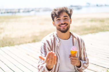 Açık havada kornet dondurması olan yakışıklı bir Arap, benimle gelmesi için davet ediyor. Gelmene sevindim.