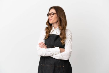 Restoran orta yaşlı garson kadın beyaz arka planda izole edilmiş.