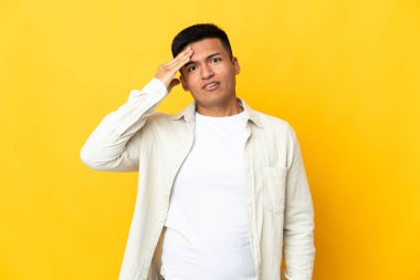 Sarı arka planda izole genç Ekvadorlu bir adam bir şey fark etti ve çözüme niyetlendi.