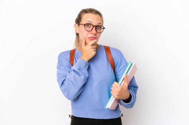 Beyaz arka planda izole edilmiş genç beyaz kadın.