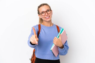 Beyaz arka planda izole edilmiş genç beyaz kadın parmağını kaldırıyor ve gösteriyor.