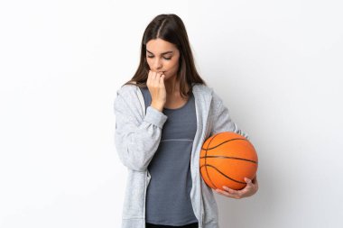 Basketbol oynayan genç bir kadın beyaz arka planda izole edilmiş şüpheleri var.