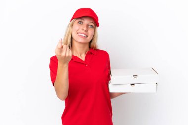 Beyaz arka planda pizza taşıyan teslimatçı kadın geliyor.