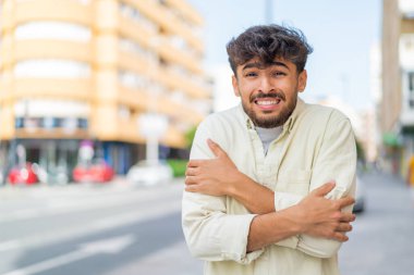 Genç Arap yakışıklı adam dışarıda donuyor.