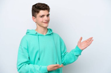 Beyaz arka planda izole edilmiş genç bir Rus adam davet edilmek için ellerini yana uzatıyor.