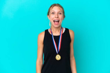 Mavi arka planda madalyalı beyaz bir kadın. Yüzünde sürpriz bir ifade var.