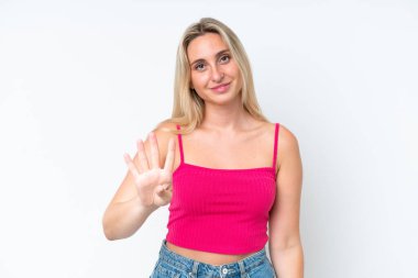Beyaz arka planda izole edilmiş genç beyaz kadın mutlu ve parmaklarıyla dörde kadar sayıyor.