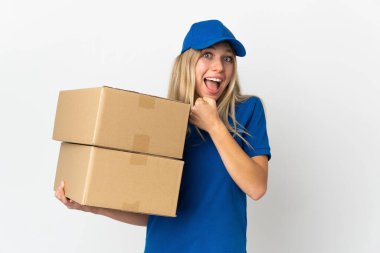 Beyaz arka planda izole edilmiş genç teslimatçı kadın zaferi kutluyor. 