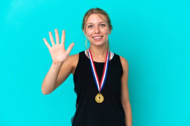 Mavi arka planda madalyalı beyaz bir kadın var. Parmaklarıyla beşi sayıyor.