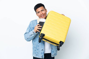 Genç Ekvadorlu adam beyaz arka planda izole edilmiş, bavul ve pasaportla tatilde.