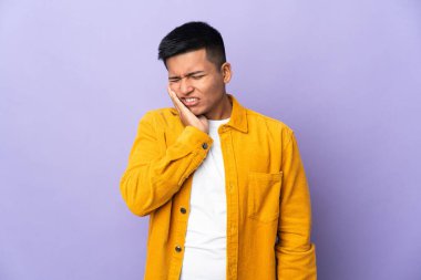 Mor arka planda diş ağrısı çeken genç Ekvadorlu adam.